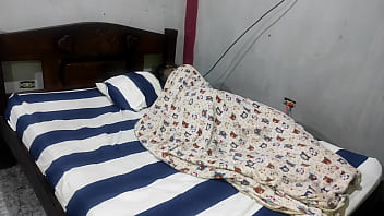 teen de 18 a&ntilde_os entra a mi cuarto para hablar conmigo pero anda muy excitada y se pone a masturbaser delante de mi sabiendo que mis padres estan en casa y nos puede escuchar en cualquier momento