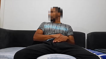 HERMANASTRA me pilla masturb&aacute_ndome y me ayuda a correrme con su concha