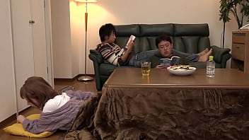 こたつの中の無防備な下半身に我慢できずイタズラ！派手な見た目のくせに周りを気にして声を押し殺し悶えるギャル【パート4】