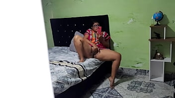 Grabo a mi madrastra mientras se masturba viendo porno