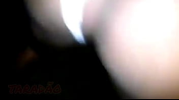 Negona sentando com for&ccedil_a