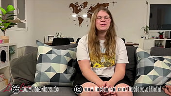 Aufgeregtes 18 j&auml_hriges Teen Girl Lina Love das erste mal vor der Kamera.