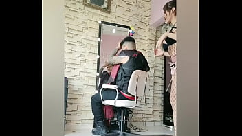 MI AMANTE ESTILISTA ME DEJA COGERLA EN LA ESTETICA AMATEUR