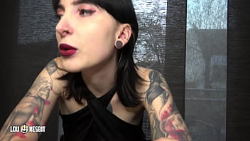 Exibithionismus Challenge public in einem Restaurant, Fantasie Lou Nesbit, Lia Louise