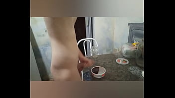 Nerd safado gozando na goiabada e lambendo