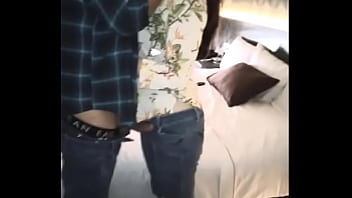 Esposo se convierte en el camar&oacute_grafo de su actriz porno favorita, su mujer! Isa Hotwife lubricando para mi marido