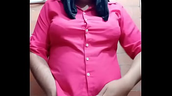 Crossdresser latina y sensual se desnuda y masturba hasta sacar leche