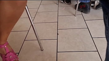 amiga en minifalda en el restaurante