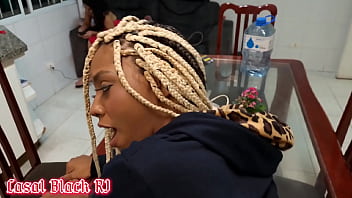 Fodendo na mesa da cozinha enquanto minha amiga Ela Hotwife  assiste   -  Amandinha Black RJ  -  Edu Black RJ