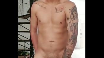 Colombiano vergon llega erecto a su casa