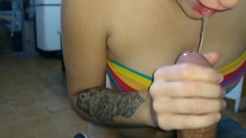 Amiga le da un regalito y le ense&ntilde_a a bailar a su amigo