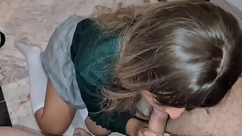 putita colegiala descubierta dedeá_ndose en el bañ_o de la escuela y termina cogiendo rico con su maestro. VOL #2