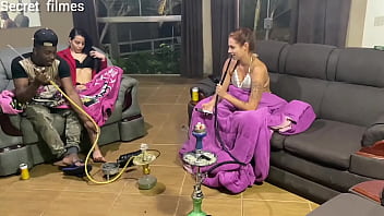 casal fode com a mulher do seu amigo enquanto ele foi