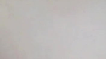 Carol jugando con un pepino