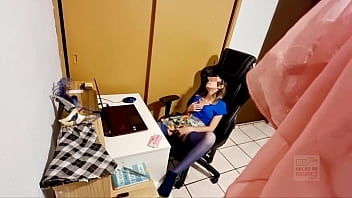 C&aacute_mara esp&iacute_a el cuarto de mi sobrina, tan chiquita y puta se masturba a diario