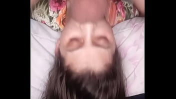 Garganta profunda de cabe&ccedil_a para baixo e gozando no rosto - Gaucholuiz e Santinha Safadinha