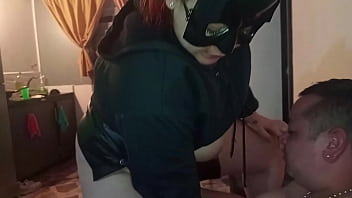 mi hermana adolsccente me quita las ganas que tengo de comerle su co&ntilde_o se nego pues soy su hermanito enano pero termino tragandose mi verga