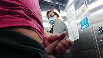I take my cock out discreetly in the elevator of the hotel, this young bourgeois has seen everything she is shocked to get in this elevator