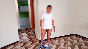 Me follo a la dueñ_a del edificio: llego buscando un departamento y la dueñ_a de edificio me dice que tiene tiempo sin estar con un hombre, yo la follo por el culo y me deja gratis el mes