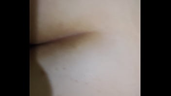 Грубо трахнул жену друга, вставив анальную пробку и кончил на задницу. [Домашнее]