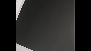 T&eacute_cnico do elevador termina o servi&ccedil_o do meu pr&eacute_dio e vem arrombar meu cu com seu imenso pau grosso!!