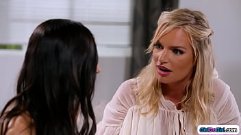 Stepdaughter facesits her busty stepmom