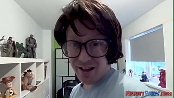 British newbie rubbing her pussy