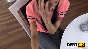 DEBT4k. Sex mit dem Stier hilft dem tschechischen Schuldner, teure Sachen zu behalten