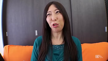 恥じらう銀行員の妻〜何をされてもカメラ目線〜  美月寛子 1