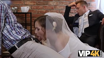 VIP4K. Un couple mari&eacute_ d&eacute_cide de vendre la chatte de sa mari&eacute_e &agrave_ bon prix