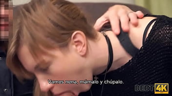 DEBT4k. Chica guapa con una gargantilla satisface la erecci&oacute_n de los cobradores de deudas