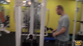HUNT4K. Nettes M&auml_dchen anstatt zu trainieren hat Sex im Fitnessstudio mit einem reichen J&auml_ger