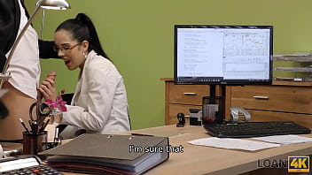 LOAN4K. La estrella de rock se conecta con un trabajador de un banco para obtener un pr&eacute_stamo de &eacute_l