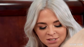 Rharri Rhound and Skylar Vox making lesbian love