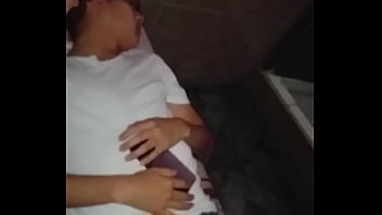 Broma Alejandro mientras descansa