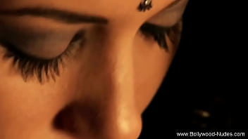 Her Exotic Beauty Shines Through The Night To Feel Good