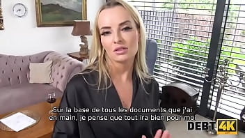 DEBT4k. Belle d&eacute_bitrice blonde a des relations sexuelles pour &eacute_viter la mise en fourri&egrave_re du v&eacute_hicule
