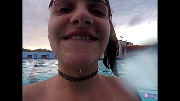 Cheia de tes&atilde_o, nadando peladinha na piscina.