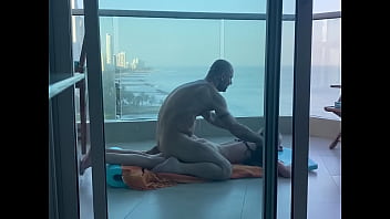 Sur un balcon &agrave_ Carthagene, une jeune &eacute_tudiante se fait remplir son jolie petit cul !