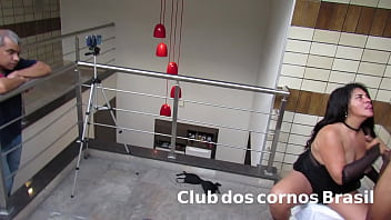 Bomba: irm&atilde_o flagra irm&atilde_ mais velha dando pro novinho amigo do filho