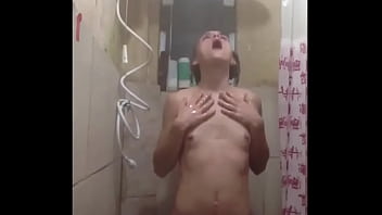 Um banho bem gostoso com a deliciosa Candy