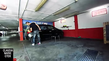 Mi prima follando. Mamada en un lavado de autos p&uacute_blico