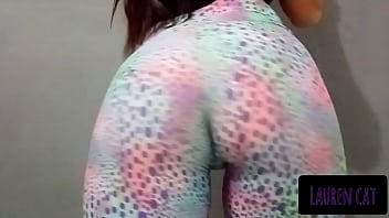 Morena gostosa se exibindo e bebendo leitinho quentinho