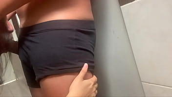 Mi hermanastra se cepilla los dientes y yo con ganas de que se trague mi leche