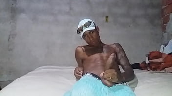 novinho maloqueiro 18 anos batendo muito dando leite gostoso