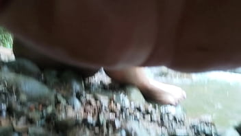 fetishe de pies en el rio