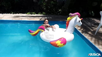 Garota safada brincando na piscina - Candy Crush Brasil