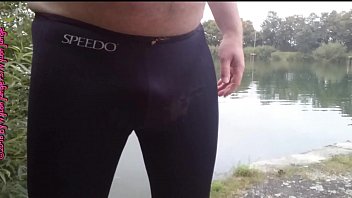 Speedo Urinieren am Kanal **Outdoor Spaß_**