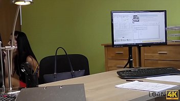 LOAN4K. Chica rusa monta la polla de un agente de pr&eacute_stamos en su oficina