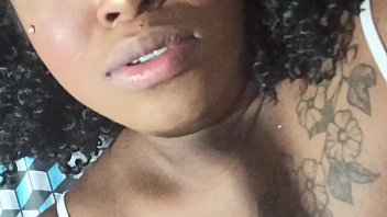 Novinha menstruada libera o cuzinho para n&atilde_o  deixa o marid&atilde_o na vontade.( Completo no RED)